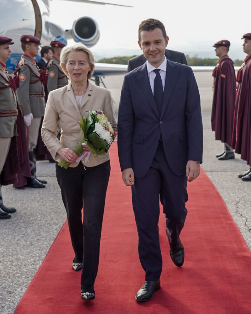 Фон дер Лајен пристигна во Скопје, Муцунски очекува потврда на поддршката за европската интеграција