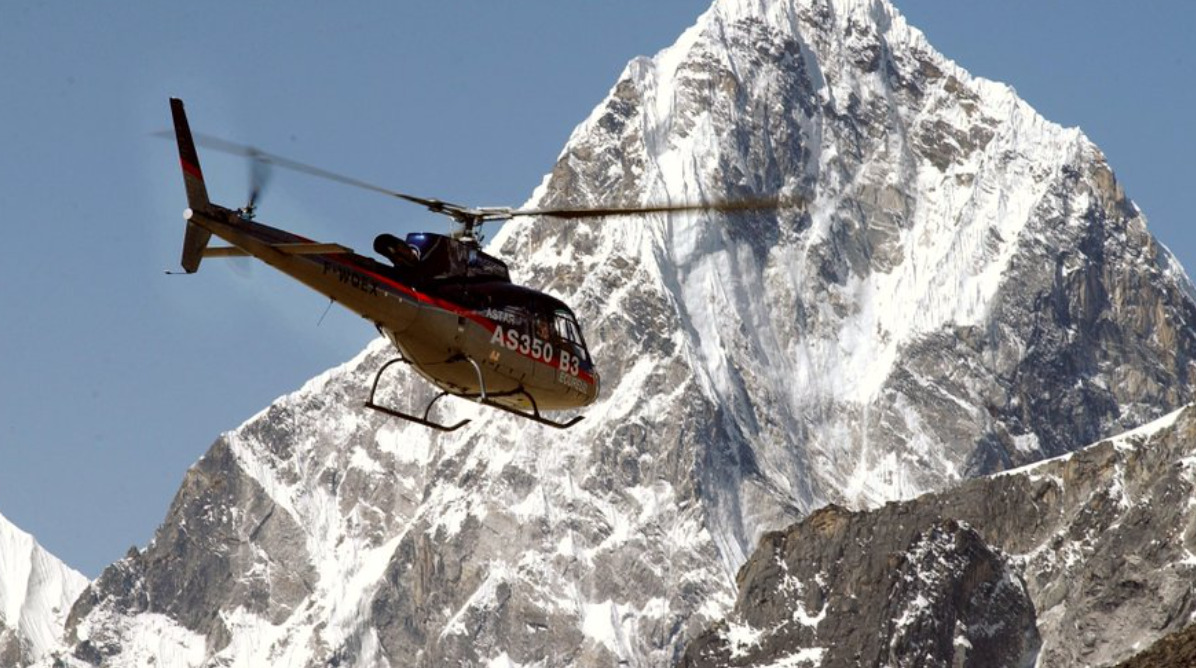 (Фото) 1.000 луѓе заробени на Монт Еверест поради снежна бура