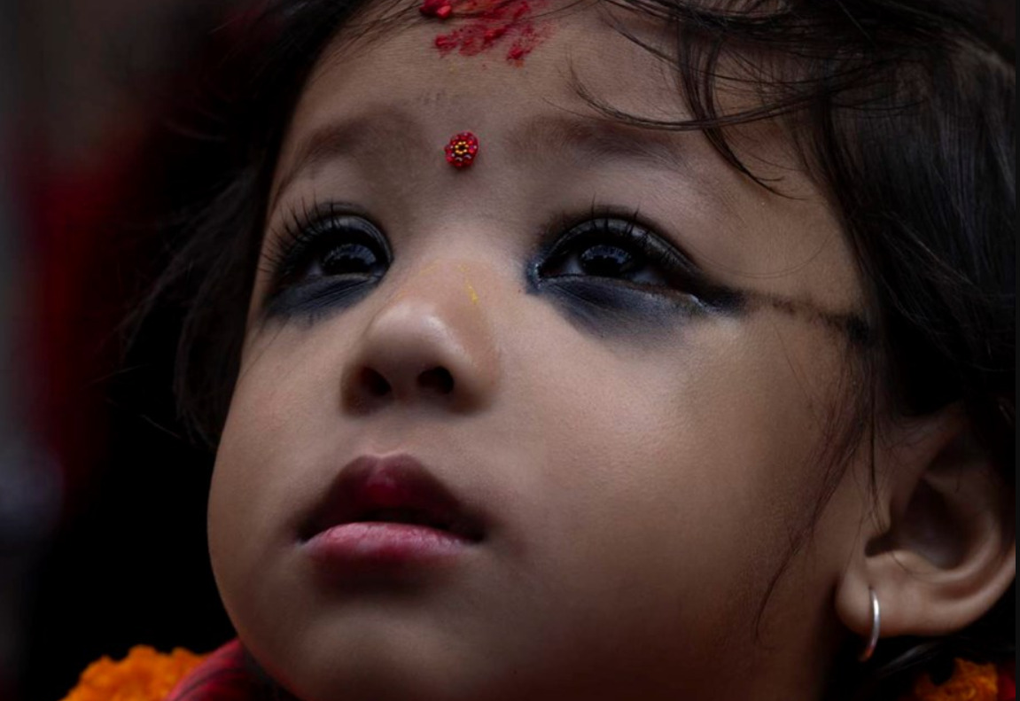 (Фото) Двегодишно девојче прогласено за „жива божица“ во Непал