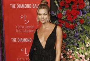 (Фото) Еден месец по породувањето - таа „убива“ со својата витка фигура: оваа жена има три деца