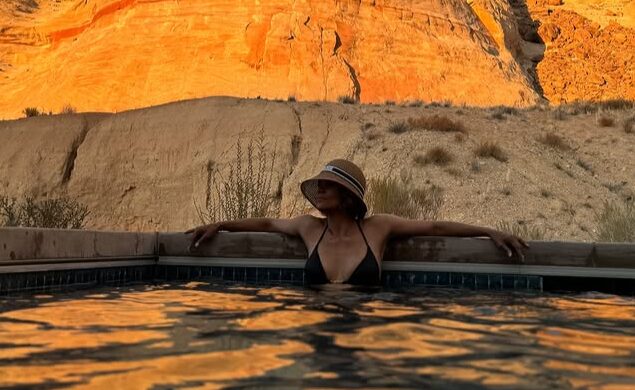 (Фото) Жената-мачка во бикини среде пустина – доволно за да ви затрепери срцето