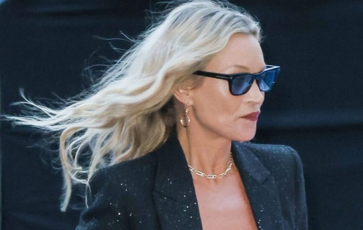 (Фото) За да „замаскира“ еден скандал - направи уште поголем: познатата манекенка случајно ги покажа градите