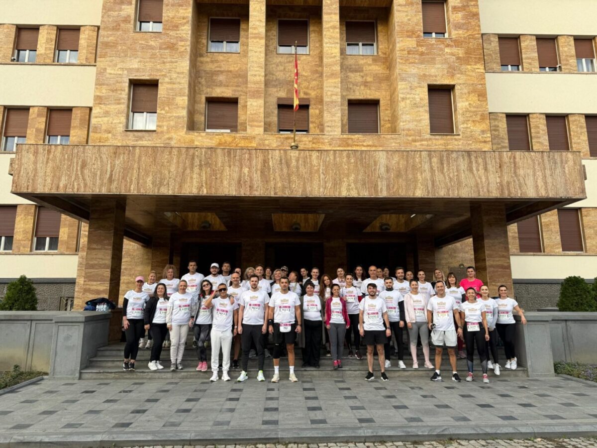 (Фото) И пратеници трчаа на скопскиот маратон