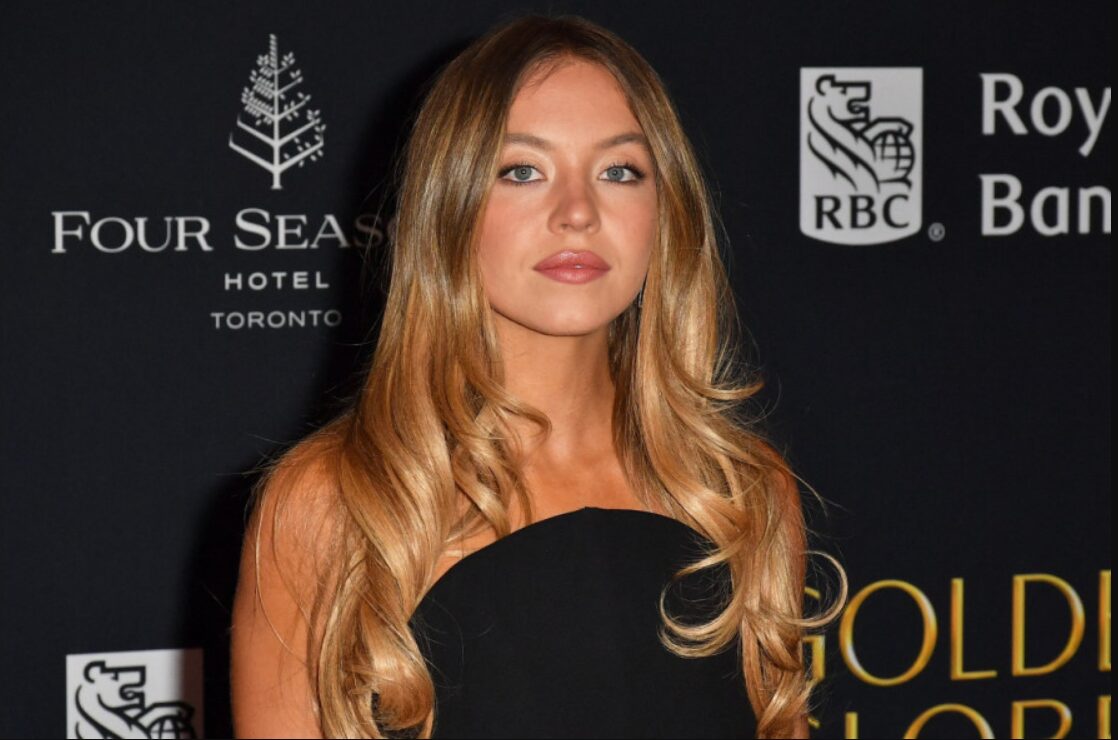 (Фото) Кралицата на деколтето повеќе не го крие своето озлогласено момче: папараците повторно ги фатија