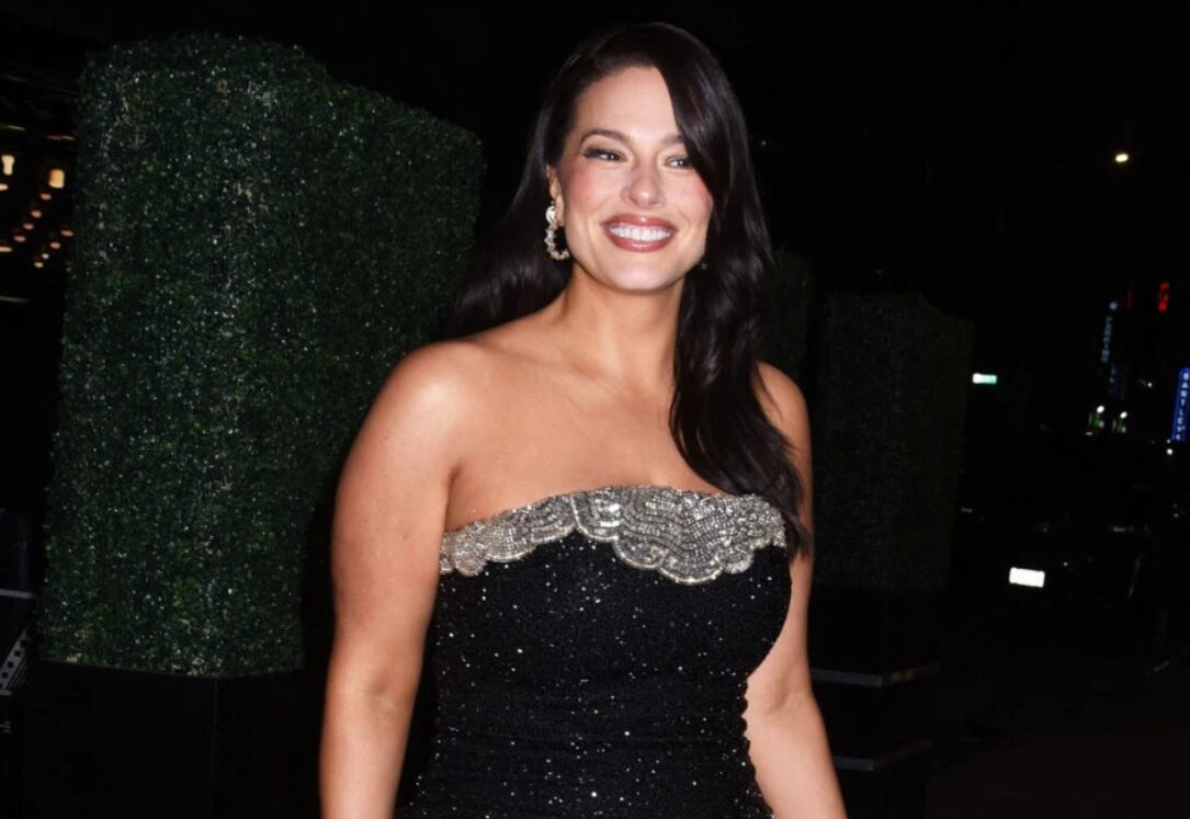 (Фото) Кралицата на прекрасните облини „гори“ во тесен фустан