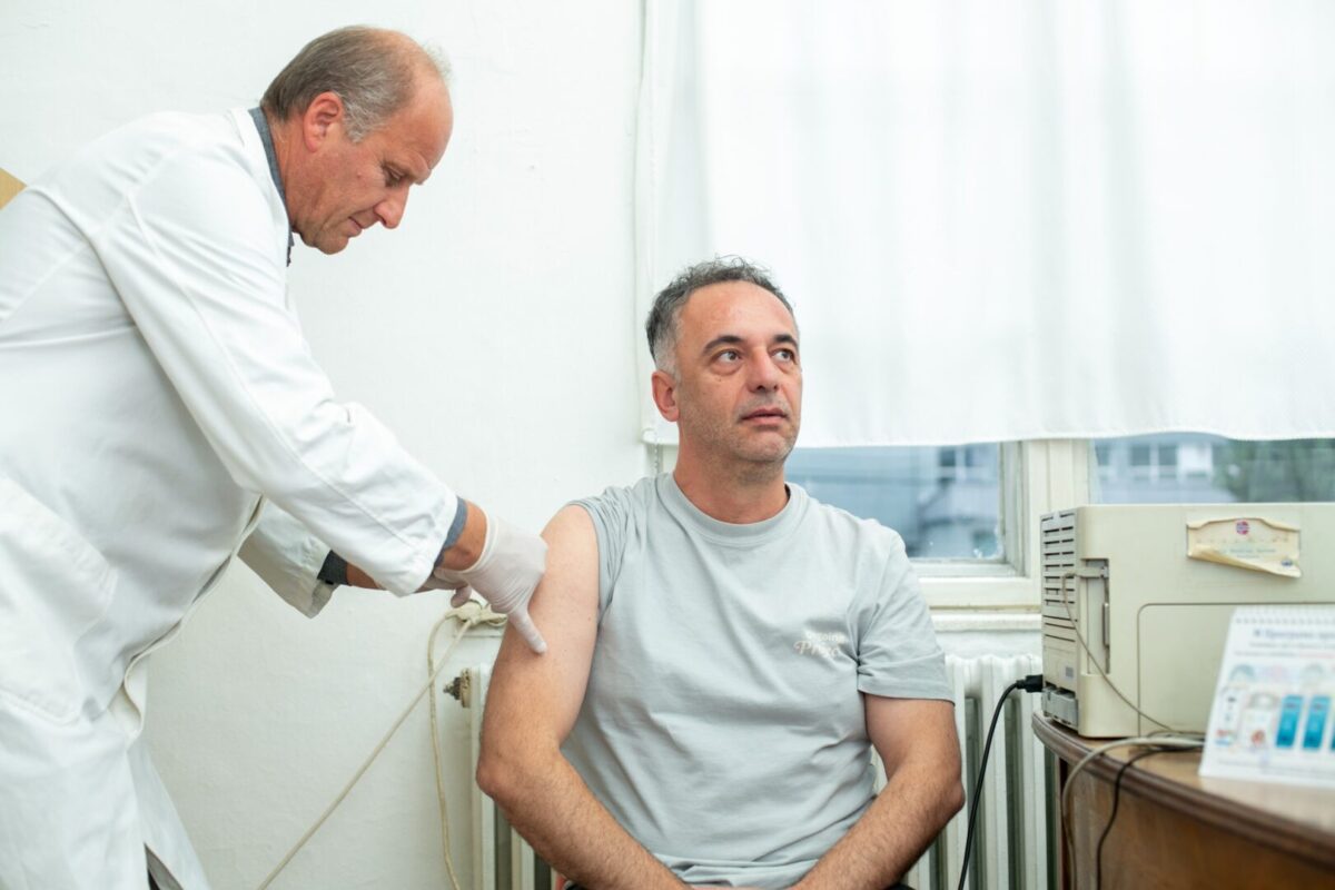 (Фото) Министерот за здравство се вакцинираше против грип: Апелирам граѓаните навреме да се заштитат