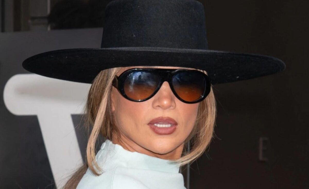 (Фото) Моден спектакл на Џенифер Лопез