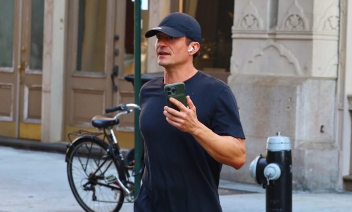 (Фото) Не го крие мускулестото тело по раскинувањето: познатиот актер изгледа подобро од кога било