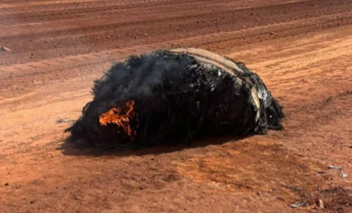 (Фото) Огромно парче запален отпад откриено во пустина во Австралија: најверојатно е вселенски отпад