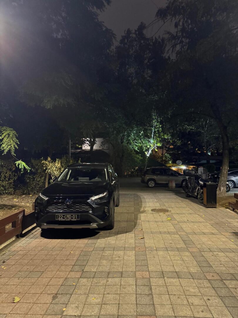 (Фото) Општина Центар испрати протестна нота до австриската амбасада поради паркирано возило во пешачка зона