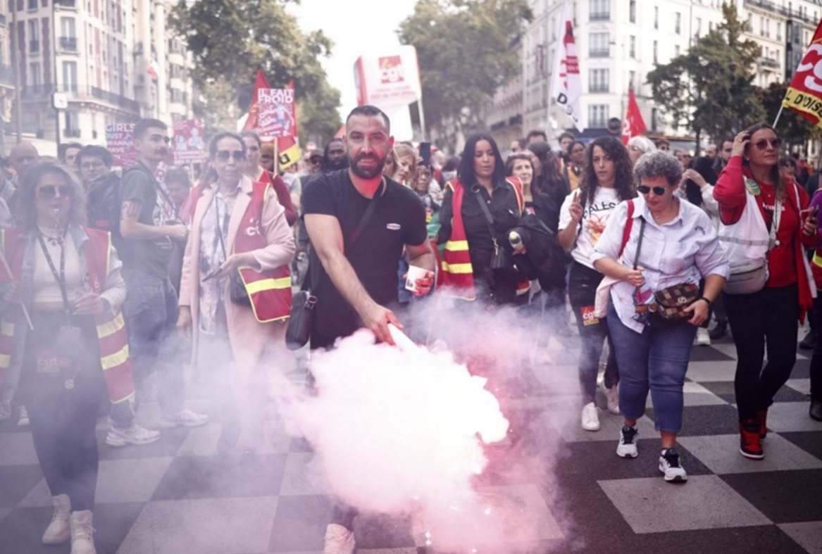 (Фото) Протести низ цела Франција: десетици илјади луѓе излегоа на улиците