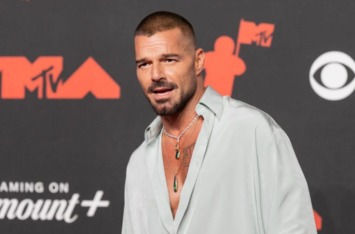 (Фото) Рики Мартин се соблече, повторно