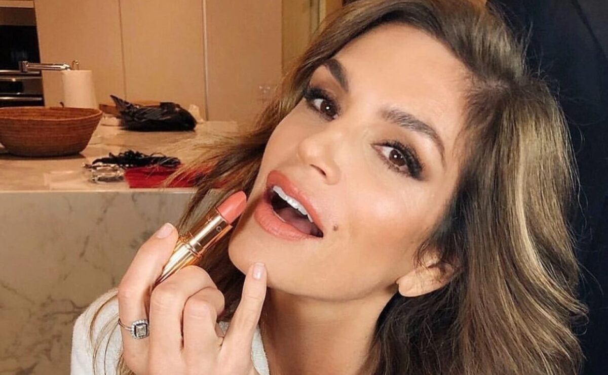 (Фото) Синди Крофорд ја оживува иконската облека што ја направи позната: Сè уште е секси