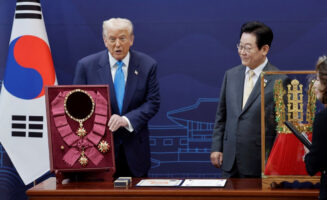 (Фото) Трамп доби златна круна во Јужна Кореја