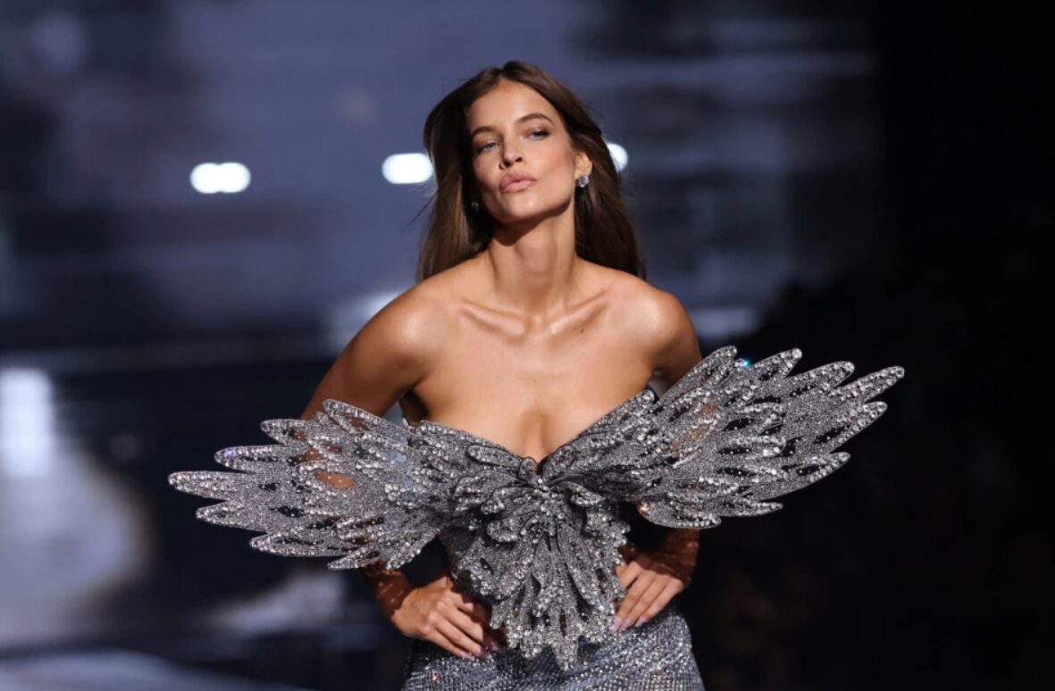 (Фото/Видео) Дури ни повреда не може да ја спречи убавата Унгарка: како ангел на „Викторијас сикрет“, таа е уште пожешка