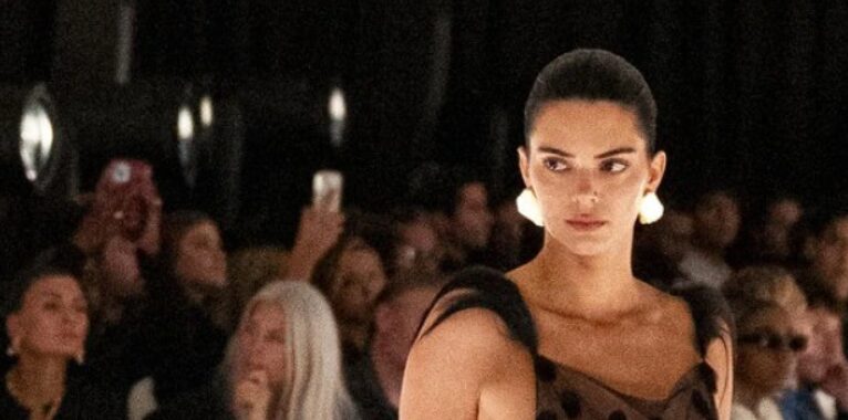 (Фото/видео) Кога најбараната манекенка ќе се соблече – сè „пука“ од сексапил