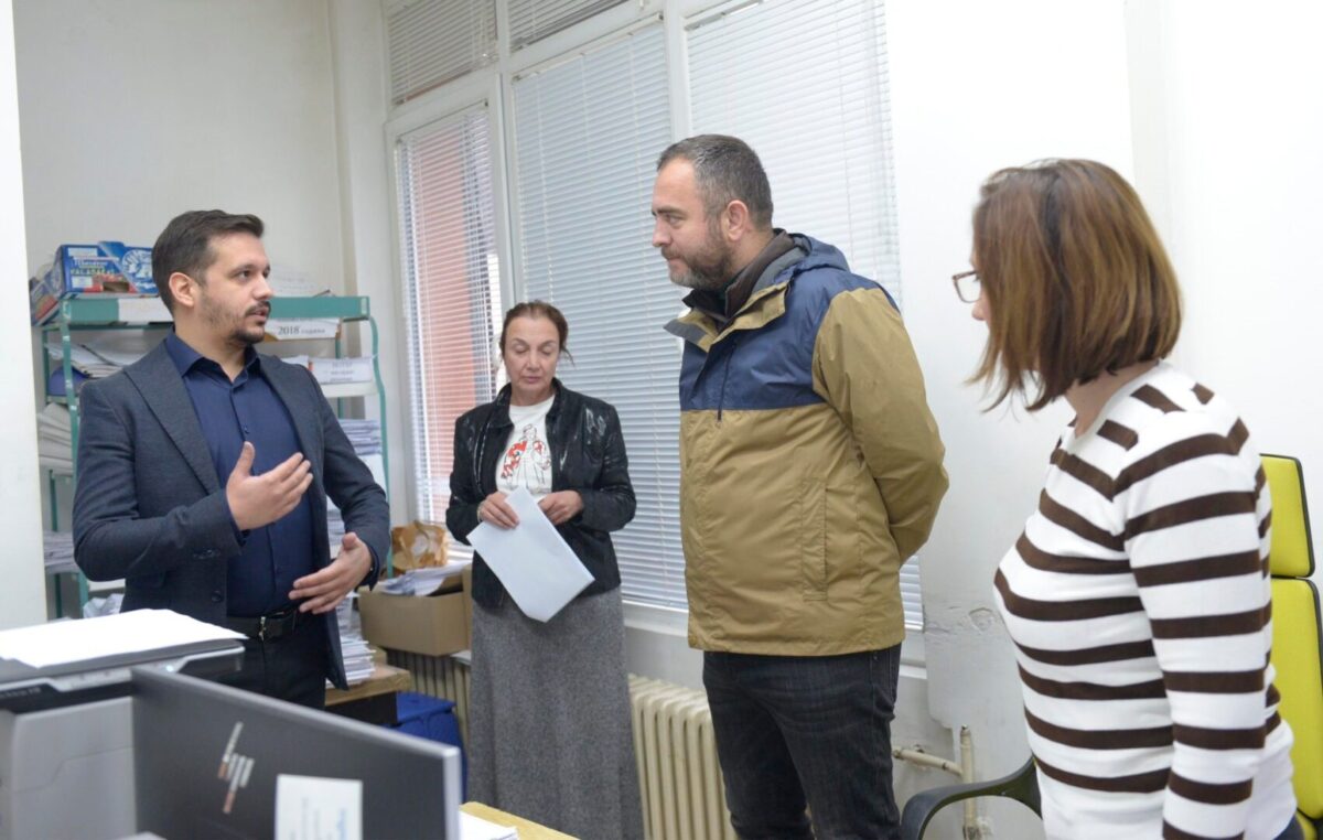 „Граѓаните да пријават доколку некој побара награда за службено дејствие кое е обврска да се изврши“: Тошковски во посета на Отсекот за оружје – Скопје и ОВР Гевгелија