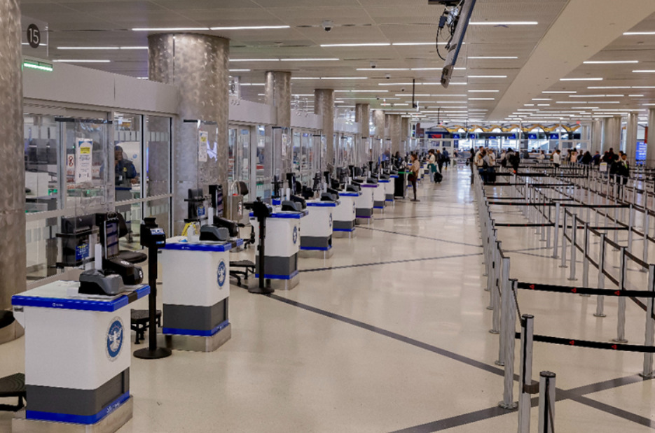 Блокадата на владата ја остави Америка без контролори на летање: летовите се одложени со часови