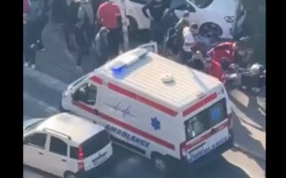 (Видео) Автомобил удри во група луѓе: има повредени во Белград