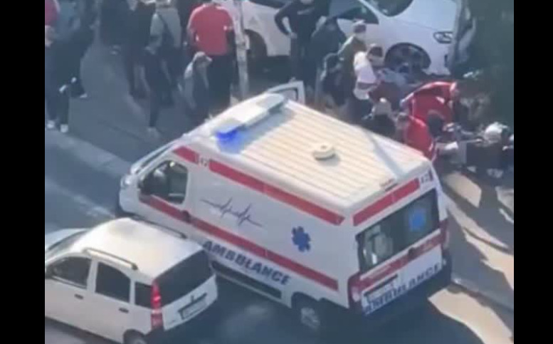 (Видео) Автомобил удри во група луѓе: има повредени во Белград