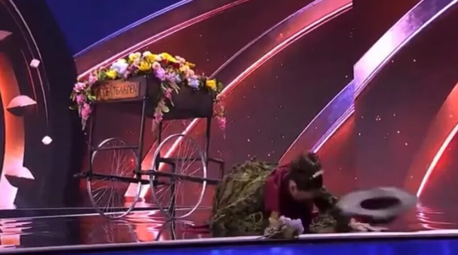 (Видео) Британската мисица падна на сцената на Мис Универзум