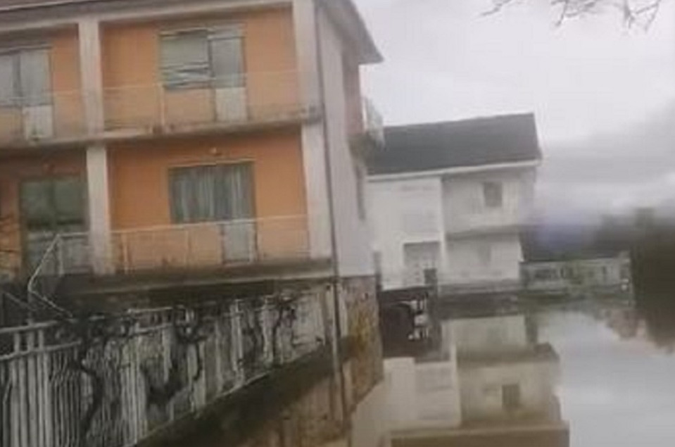 (Видео) Во Ресенско поплавени над 50 куќи, магацински простори и земјоделско земјиште, состојбата се следи во сите засегнати региони, соопшти ЦУК