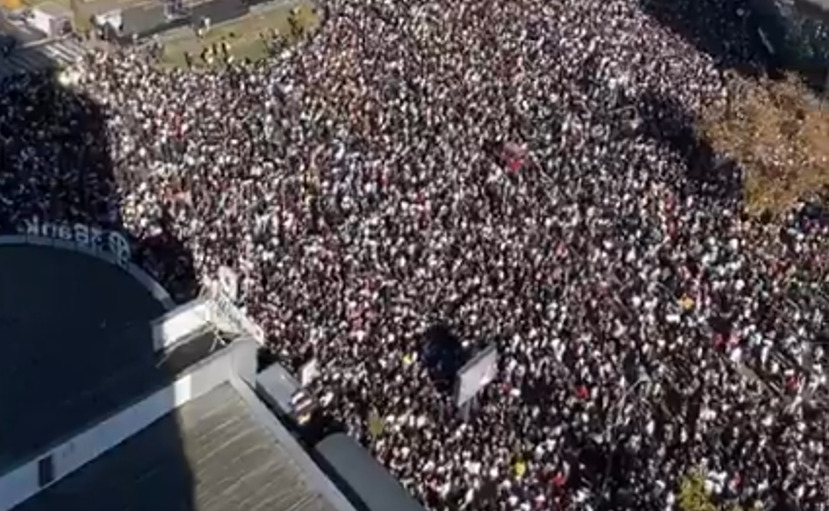 (Видео) Десетици илјади луѓе им оддадоа почит на жртвите на железничката станица во Нови Сад