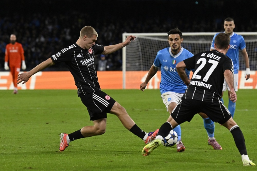 (Видео) Елмас немаше поддршка, Наполи не успеа против Ајнтрахт – Лесна победа на Арсенал во Прага