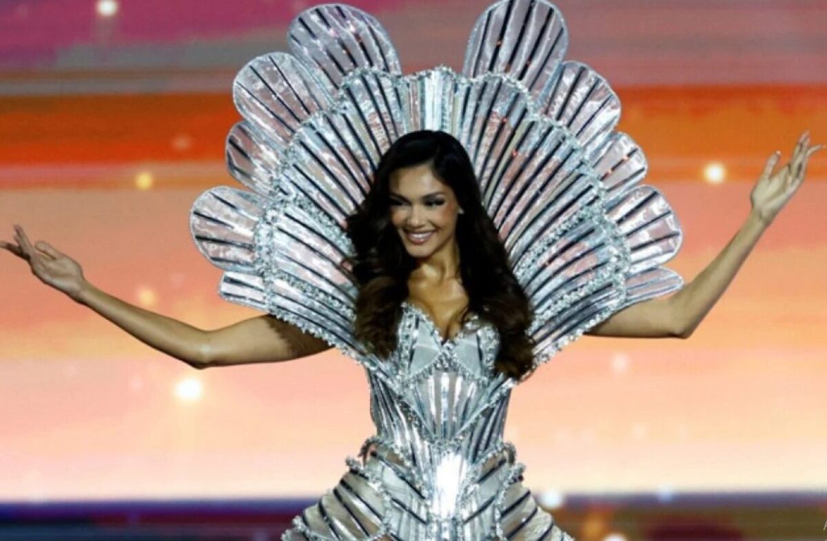 (Видео) За хрватската претсавничка на Мис Универзум веќе велат дека е победничка: прошета во бикини, а потоа во црвен фустан, сите зборуваат за неа