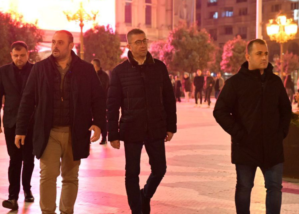 (Видео) Мицкоски и Ѓорѓиевски во вечерна обиколка на Скопје: Се беше чисто и средено како што доликува