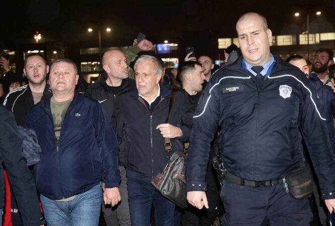 (Видео) Обрадовиќ се врати во Белград – навивачите му приредија спектакуларен пречек на аеродромот