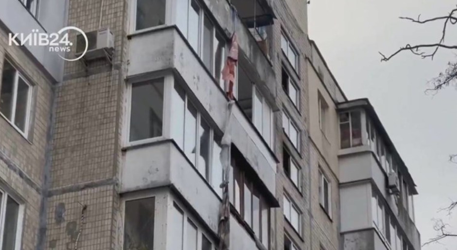 (Видео) Потресни снимки од Киев: луѓе врзувале ќебиња за да избегаат од запален стан