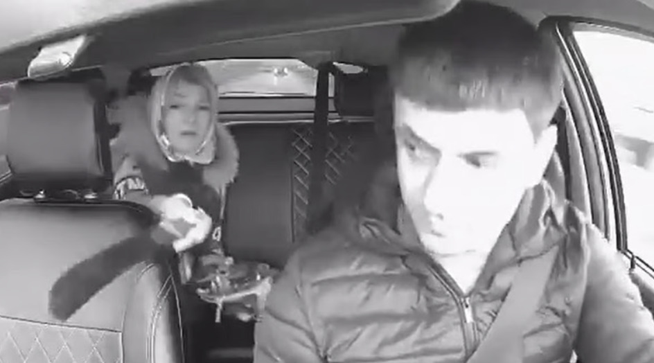 (Видео) Русинка му се заканува на таксист со мачета затоа што не ѝ се допаѓала музиката што ја пуштал