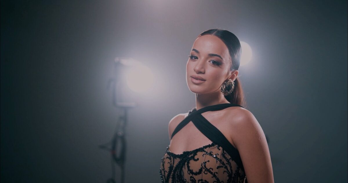  (Видео) Се обидов да ја раскажам љубовта како светлина што ги бои најсивите денови, вели Мими Јовановска за баладата „Те сакам“