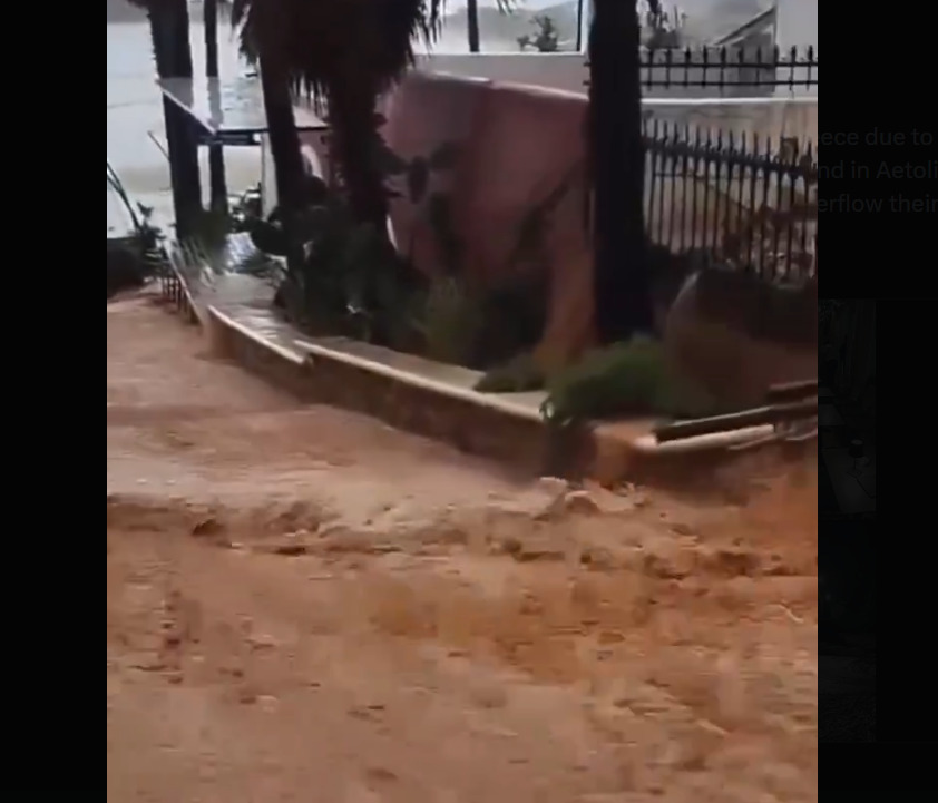 (Видео) Силна бура и дожд во Грција: улиците под вода, во сила црвено предупредување