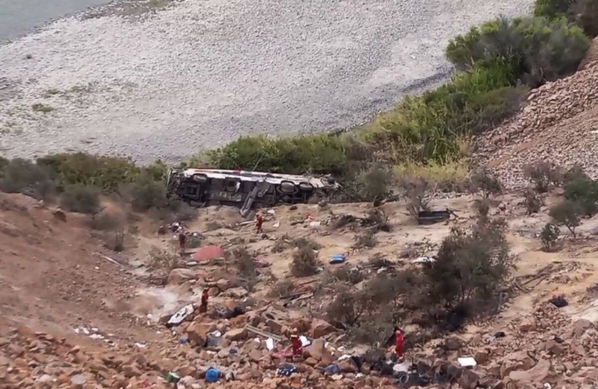 (Видео) Страшна несреќа во Перу, автобус падна во клисура, најмалку 37 загинати