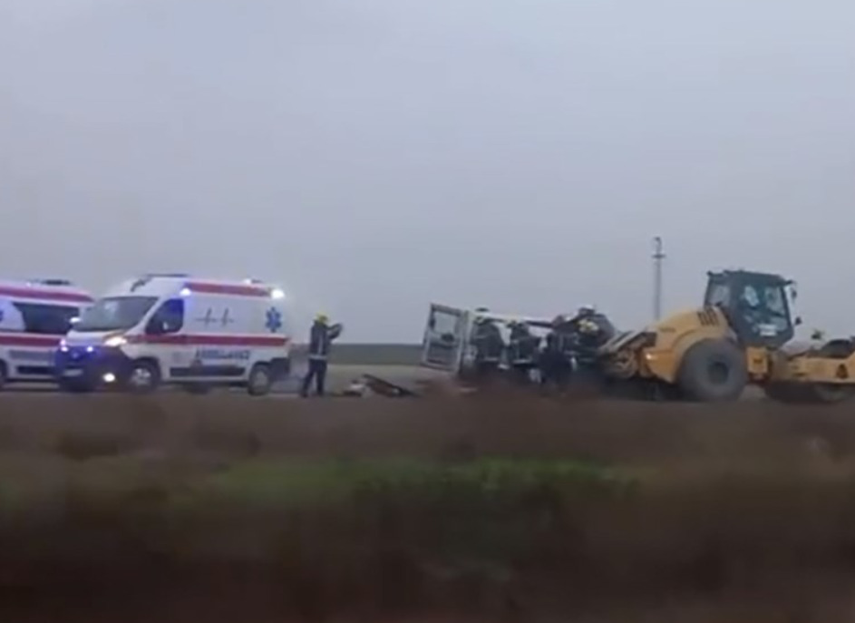 (Видео) Тешка сообраќајна несреќа во Србија: четири лица загинаа во судир на комбе и работна машина – валјак