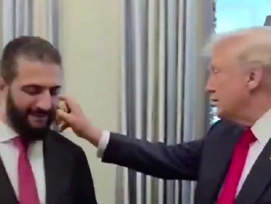 (Видео) Трамп го испрска сирискиот претседател со парфем: „Колку жени имаш?“