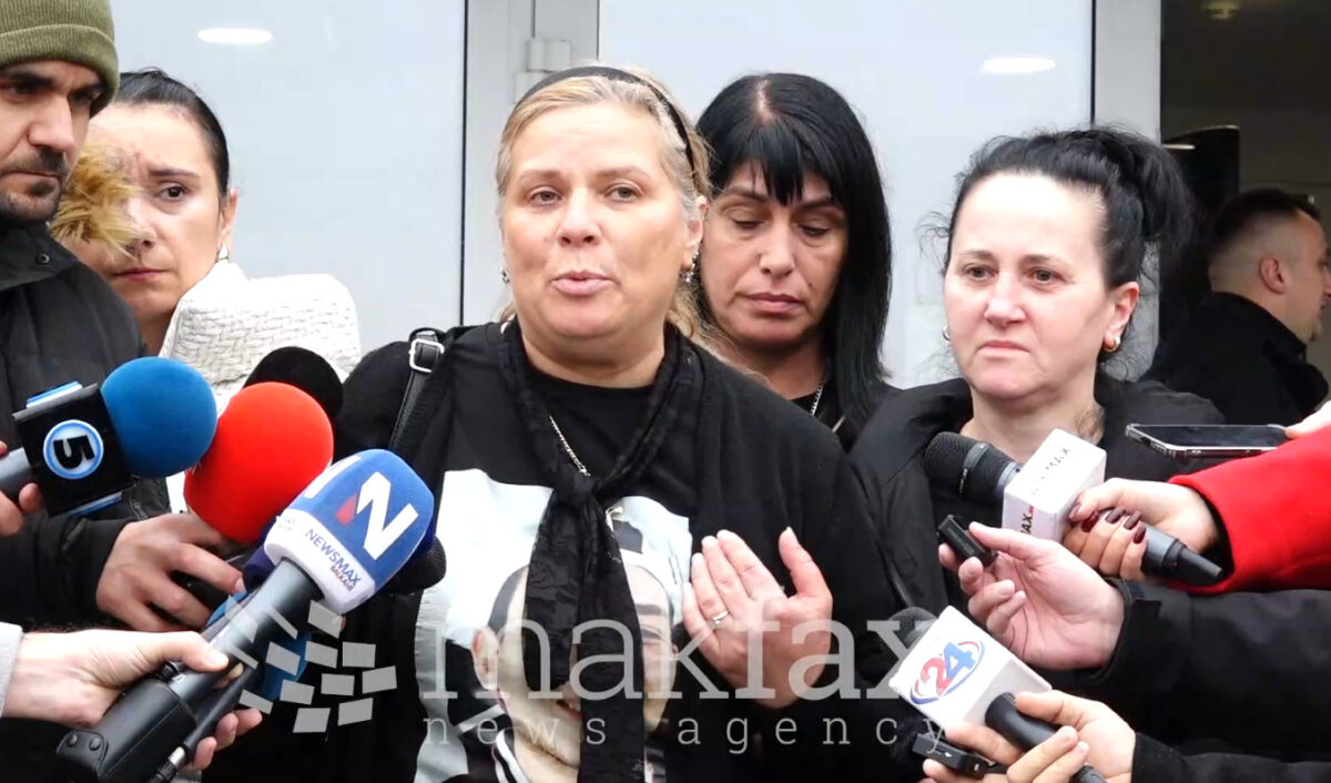 (Видео) „Ги чекаме децата да се појават и да кажат ‘Каде си ма мајче?’“ – мајките на загинатите во „Пулс“ дојдоа на судењето, лути се на бранителите на обвинетите