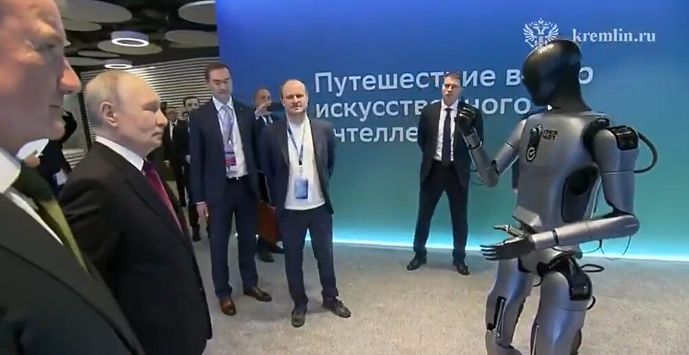 (Видео) „Моето име е Грин“: Првиот руски робот со вештачка интелигенција танцуваше пред Путин