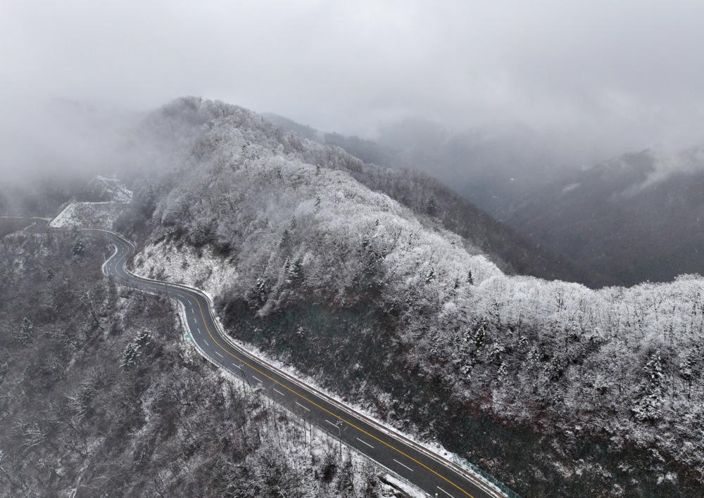 Викендов променливо облачно време, на повисоките места слаб снег