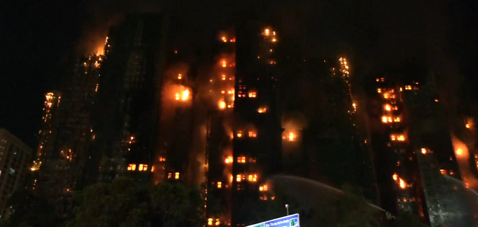 Во пожарот во Хонгконг загинаа најмалку 128 луѓе, семејствата на исчезнатите губат надеж