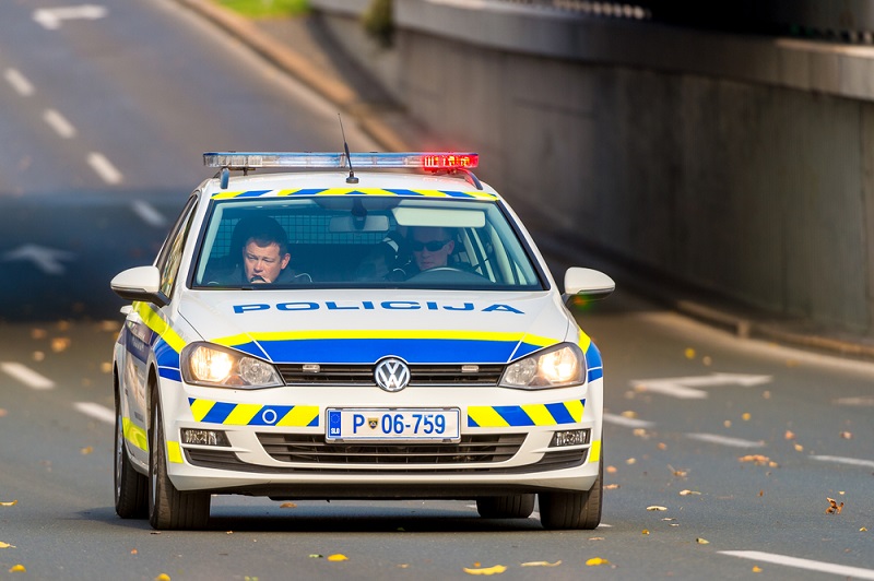 Возач на автобус избоден, полицијата го бара сторителот: тежок напад во Љубљана