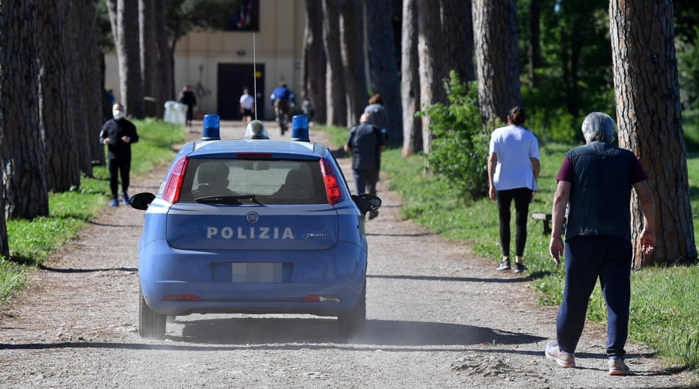 Грозоморен чин: Мигранти силувале девојка (18) пред нејзиниот вереник во парк во Рим