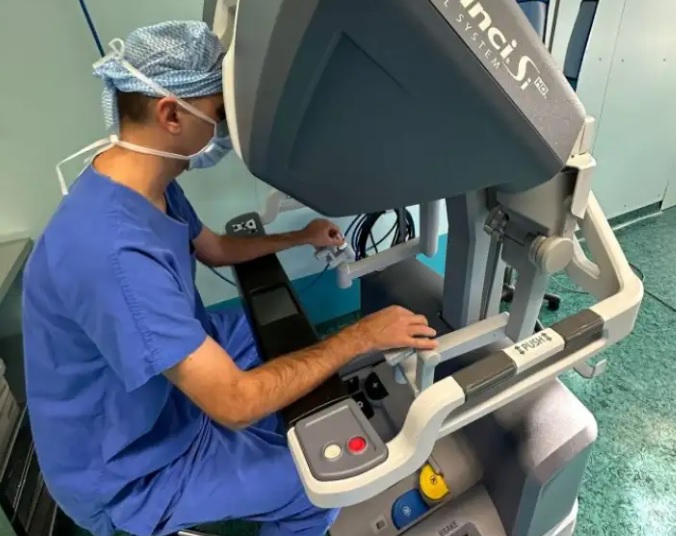 Кардиохирурзите Колев и Џелили на обука во Клиниката за кардиохирургија во Бордо, Франција