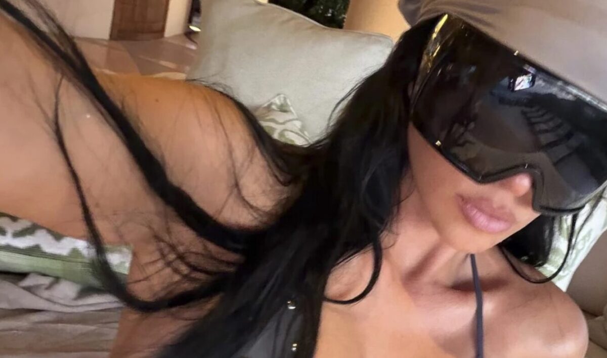 Ким Кардашијан објави нови фотографии во бикини: облините во преден план