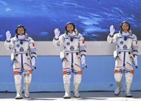 Кинески астронаути заробени во вселената откога беа погодени од вселенски отпад