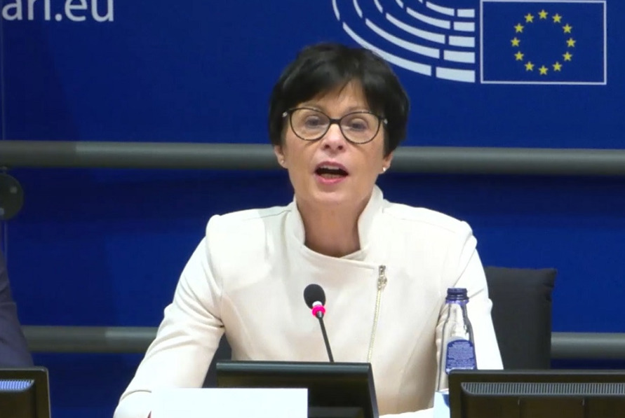 Македонија треба да ги спроведе уставните измени, порача Кос