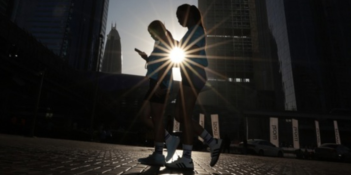 Малолетнички измамени со понуди за моделинг и одведени на приватни забави во Дубаи – руските медиуми објавија преписки