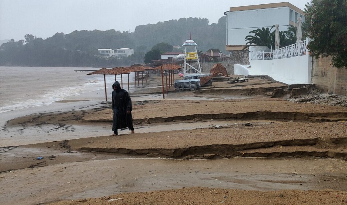 Обилни дождови поплавија патишта и продавници во делови од Грција